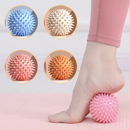 Balle de massage plantaire à picots sous le pied